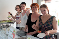 Leckeren Tomaten-Salat und Zucchini-Spaghetti gab es bei Franziska Ernst und ihrem Team.