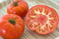 Aufgeschnittene Vierländer Platte Tomate.